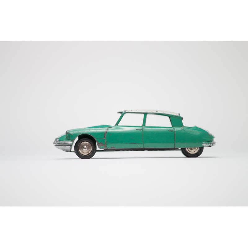 Classic - Citroën DS - Verte - Fond Blanc