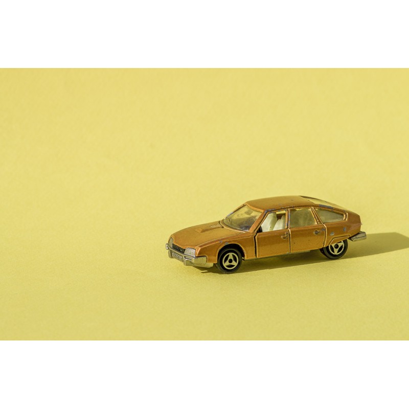 Colors - Citroen CX Marron - Fond Jaune